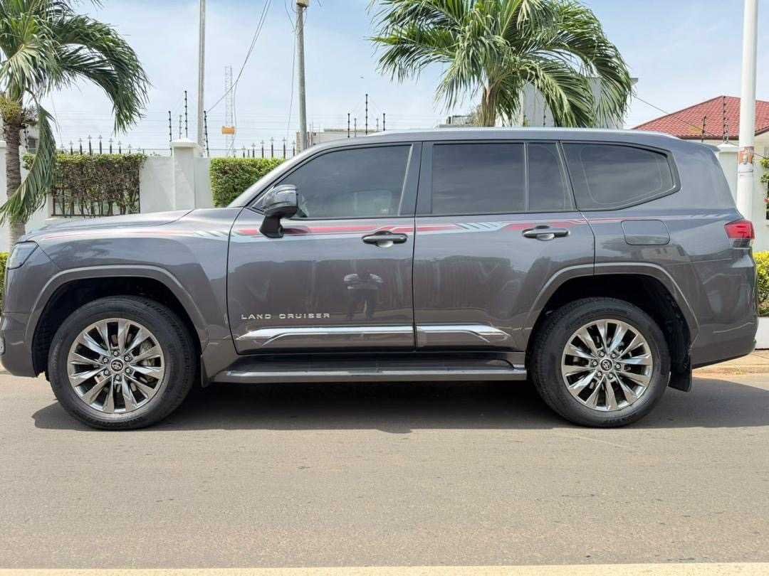 Toyota Landcruiser v8 70th Anniversary Model 